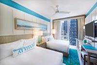 ein Hotelzimmer mit zwei Betten und einem großen Fenster in der Unterkunft Margaritaville Resort Times Square in New York