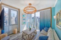 ein Wohnzimmer mit Couch und großem Fenster in der Unterkunft Margaritaville Resort Times Square in New York