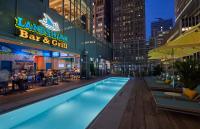 Der Swimmingpool an oder in der Nähe von Margaritaville Resort Times Square