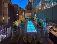 Der Swimmingpool an oder in der Nähe von Margaritaville Resort Times Square