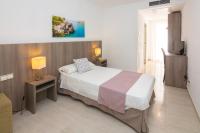 Posteľ alebo postele v izbe v ubytovaní Hotel Club S'Illot