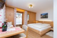 Łóżko lub łóżka w pokoju w obiekcie Hotel Gasthof Islitzer