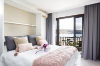 Łóżko lub łóżka w pokoju w obiekcie Home2Book Sea Front Vista Marina, Los Cristianos