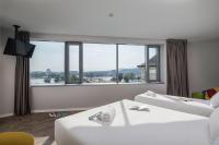B&B Hotel Budapest Cityにあるテレビまたはエンターテインメントセンター