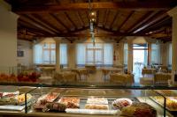 una stanza piena di tanti tipi diversi di cibo di GH Santina Resort & SPA a Valledoria