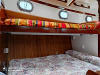 Postel nebo postele na pokoji v ubytování Spacious and cozy caribbean boat in Barcelona with tour option