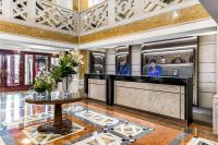 a lobby with a bar with two people in a salon at Baglioni Hotel Luna - The Leading Hotels of the World in Venice