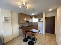 Kuchyňa alebo kuchynka v ubytovaní Modern 1 Bedroom Seaside Apartment with Pool