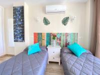 Posedenie v ubytovaní Modern 1 Bedroom Seaside Apartment with Pool