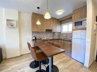 Kuchyňa alebo kuchynka v ubytovaní Modern 1 Bedroom Seaside Apartment with Pool