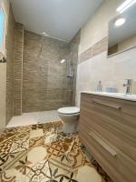 Kúpeľňa v ubytovaní Modern 1 Bedroom Seaside Apartment with Pool