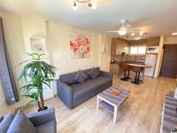 Posedenie v ubytovaní Modern 1 Bedroom Seaside Apartment with Pool