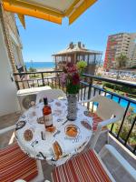 Balkón alebo terasa v ubytovaní Modern 1 Bedroom Seaside Apartment with Pool