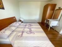 1 dormitorio con 2 camas con escritura morada en Apartman Renči, en Dramalj