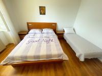 un dormitorio con una cama con un cartel de buenas noches en Apartman Renči, en Dramalj