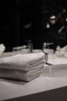 einen Haufen Handtücher auf einem Waschbecken in der Unterkunft Casino 2000 - Adult Guests Only in Mondorf-les-Bains