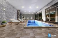 Bazén v ubytování Sky hill luxury apartments nebo v jeho okolí
