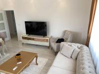 TV a/nebo společenská místnost v ubytování Sky hill luxury apartments