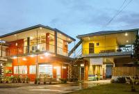 una casa de color naranja y amarillo en RedDoorz at EM Pensiontel Butuan City, en Butuán