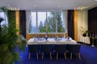 Un comedor con una mesa y un gran ventanal. en Hotel Meerane, en Meerane