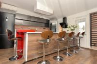 Kuchyňa alebo kuchynka v ubytovaní Nightingale Luxury Apartment
