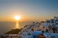 イアにあるSole d&#39;oro Sunset &amp; Caldera View Grand Suiteの白い建物と海の夕日