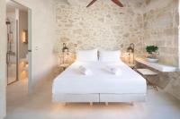Postel nebo postele na pokoji v ubytování Inotropes Boutique Suites - Adults Only