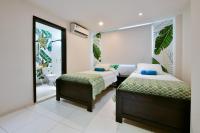 Un dormitorio con dos camas y un baño. en Tropical Breeze Apartamentos, en San Andrés