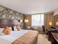 Postel nebo postele na pokoji v ubytování Mercure Maidstone Great Danes Hotel