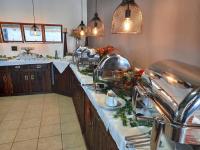 una cucina con un lavello e un piano di lavoro di Palm Afrique Lodge a Ghanzi