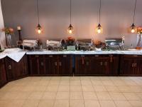 una cucina con bancone e 4 piatti di Palm Afrique Lodge a Ghanzi