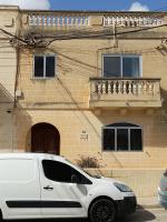 ビルゼブジャにあるDynesty B&amp;Bの建物の前に駐車された白いバン