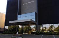 Un edificio con un cartel al costado. en Hotel Cristal Rio Claro, en Rio Claro