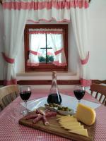 Restauracja lub miejsce do jedzenia w obiekcie Holiday house in Labin with terrace, air conditioning, W-LAN, washing machine (4866-1)