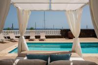 Bazén v ubytovaní ODIN LUXURY VILLA by Buenavilla alebo v jeho blízkosti