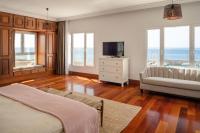 Televízia a/alebo spoločenská miestnosť v ubytovaní ODIN LUXURY VILLA by Buenavilla
