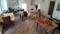 Jedlo v ubytovaní bed & breakfast alebo blízkom okolí