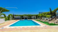 Bazén v ubytovaní Cortijo El Vinculo Campillos by Ruralidays alebo v jeho blízkosti