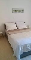 Łóżko lub łóżka w pokoju w obiekcie Marina Apartment
