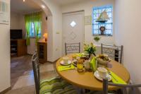 Kuchyň nebo kuchyňský kout v ubytování One-Bedroom Apartment Crikvenica 4