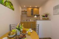 Kuchyň nebo kuchyňský kout v ubytování One-Bedroom Apartment Crikvenica 4