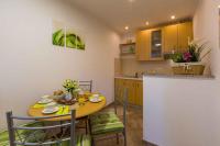 Kuchyň nebo kuchyňský kout v ubytování One-Bedroom Apartment Crikvenica 4