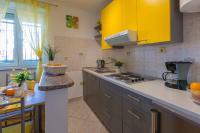 Kuchyň nebo kuchyňský kout v ubytování One-Bedroom Apartment Crikvenica 4