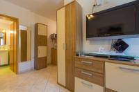 Kuchyň nebo kuchyňský kout v ubytování One-Bedroom Apartment in Crikvenica 8