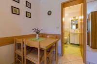 Kuchyň nebo kuchyňský kout v ubytování One-Bedroom Apartment in Crikvenica 8