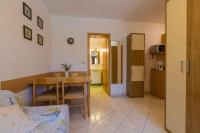 Kuchyň nebo kuchyňský kout v ubytování One-Bedroom Apartment in Crikvenica 8