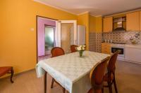 Kuchyňa alebo kuchynka v ubytovaní Three-Bedroom Apartment in Crikvenica XII