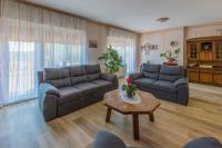 Posedenie v ubytovaní Three-Bedroom Apartment in Crikvenica XII