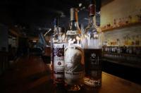 tres botellas de alcohol sentadas encima de un bar en Graduate by Hilton Lincoln, en Lincoln