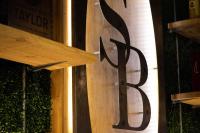 Un cartel en una puerta de madera con una letra en él. en Graduate by Hilton Lincoln, en Lincoln